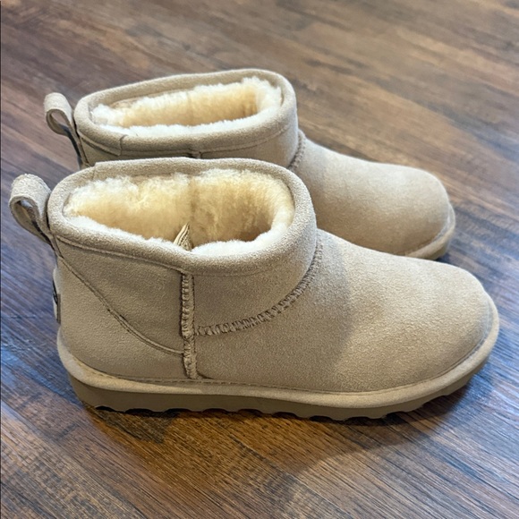 Cozy Bear Paw Shearling Ankle Boots - Picture 4 of 5
